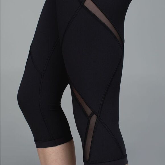 Lululemon Cool to Street Crop With Mesh Panels - Great Condition Sz 2 - Picture 2 of 8
